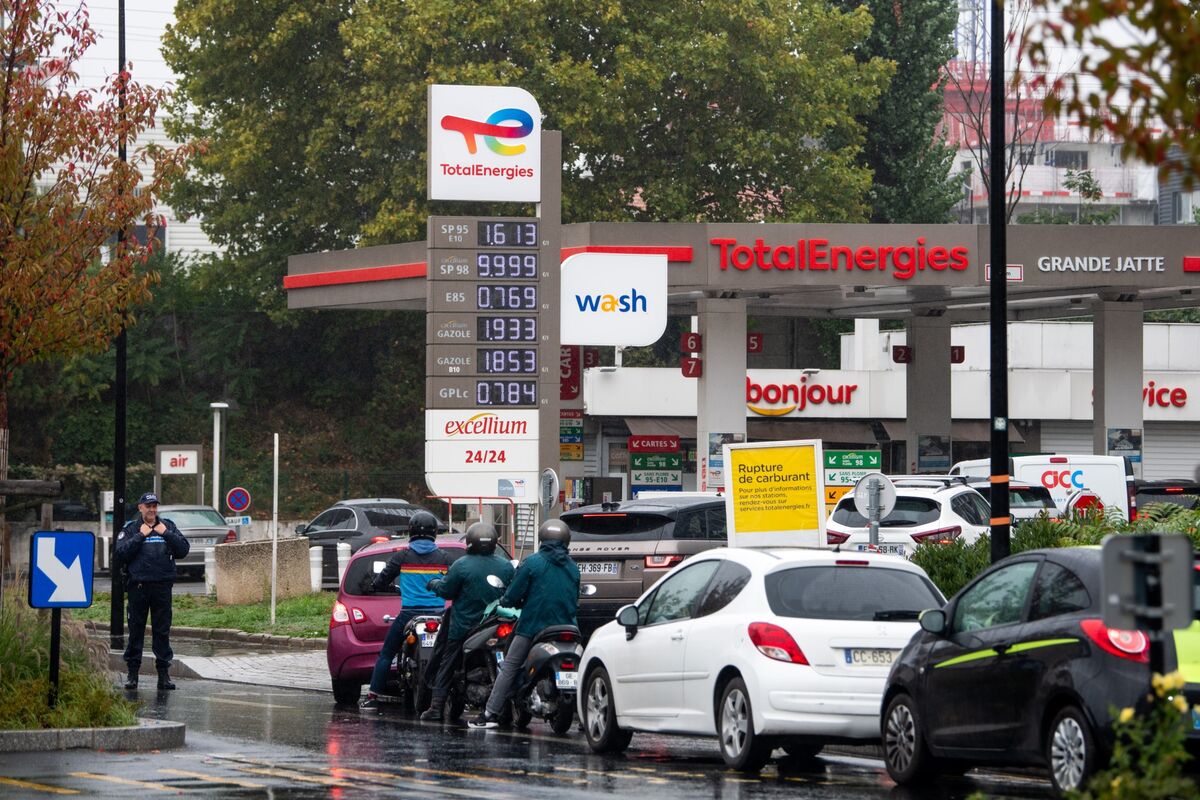 French Fuel Shortages Ease Slightly Despite CGT Union Strike - Bloomberg