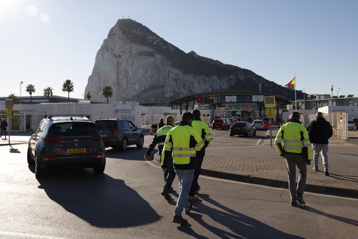 Spain will have the final say on entering Gibraltar, says the minister