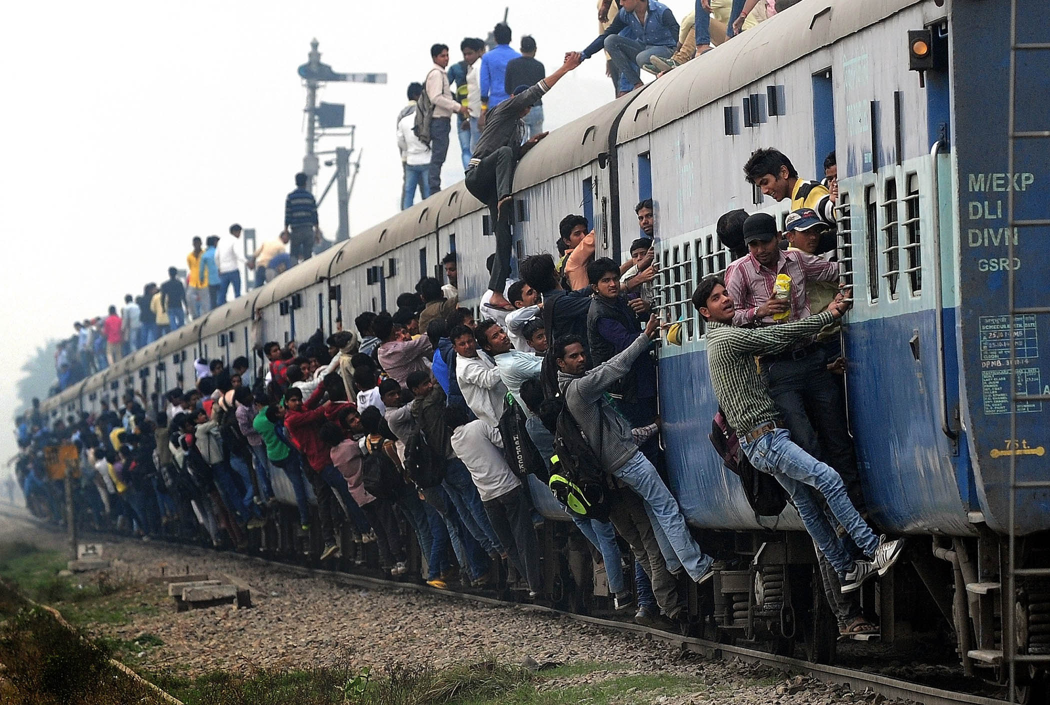 印度开挂式火车，它真实的样子竟是这样...
