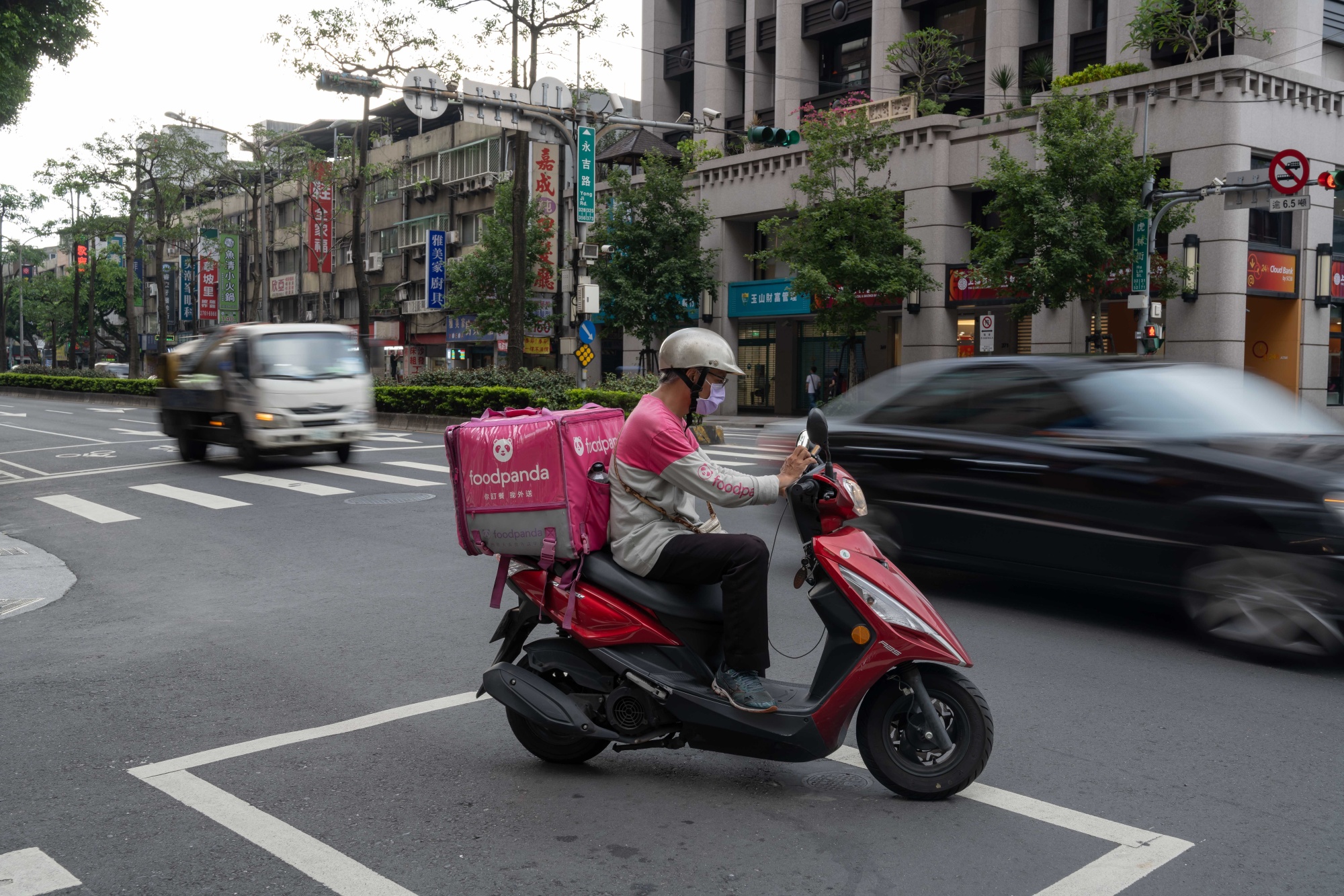 A Foodpanda delivery rider in Taipei.