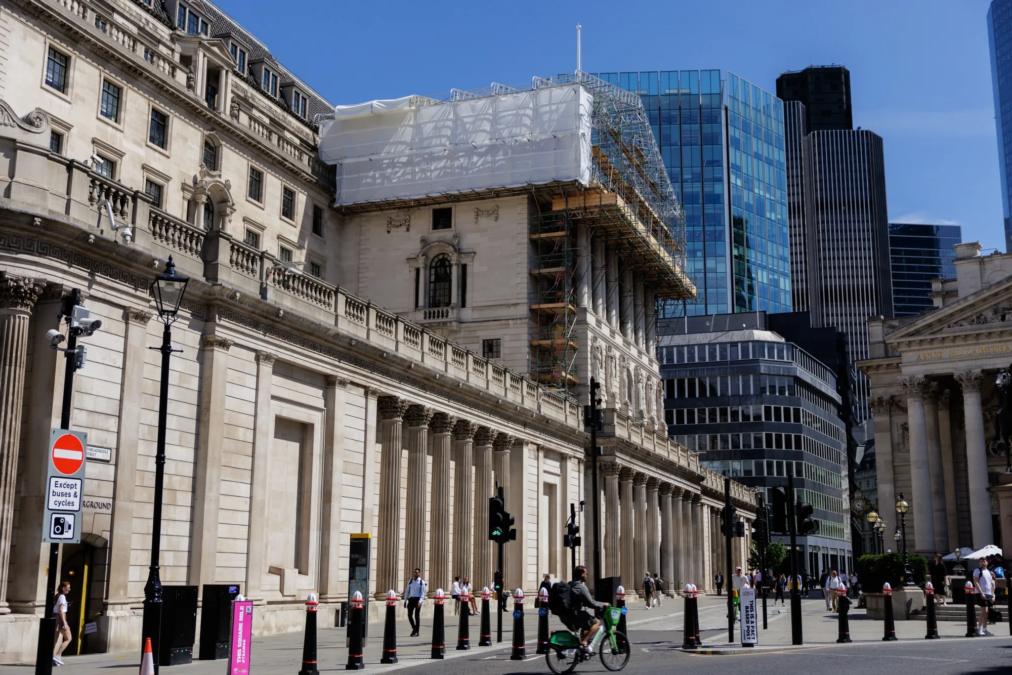 英中銀、政策金利3.75%に据え置き－長期国債の売却計画を撤回 - Bloomberg