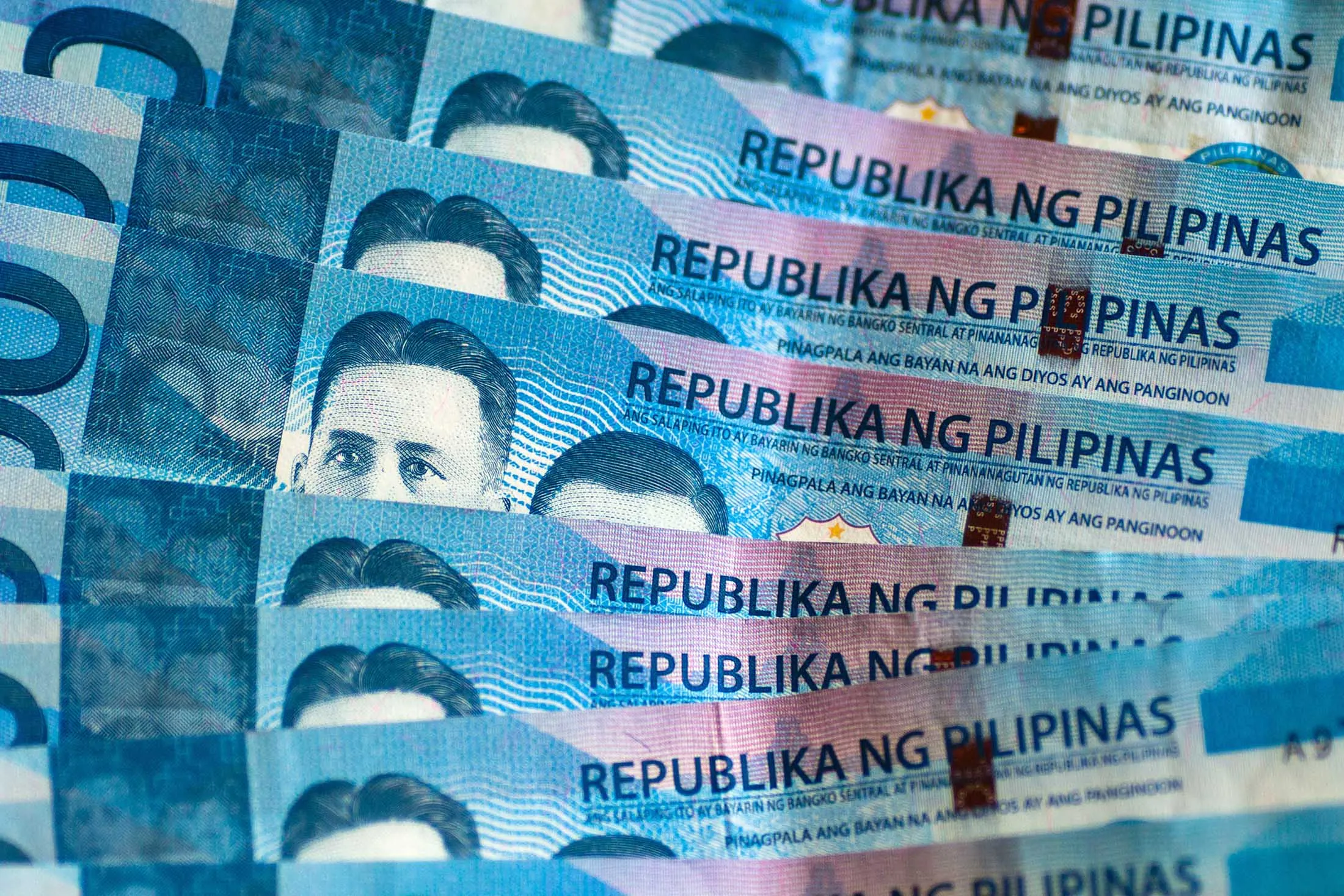 Philippine one thousand-peso banknotes are arranged for a photograph in Manila, the Philippines, on Wednesday, Aug. 29, 2012. The Philippine peso fell for a second day and bonds advanced before a government report that economists predict will show economic growth slowed last quarter.
