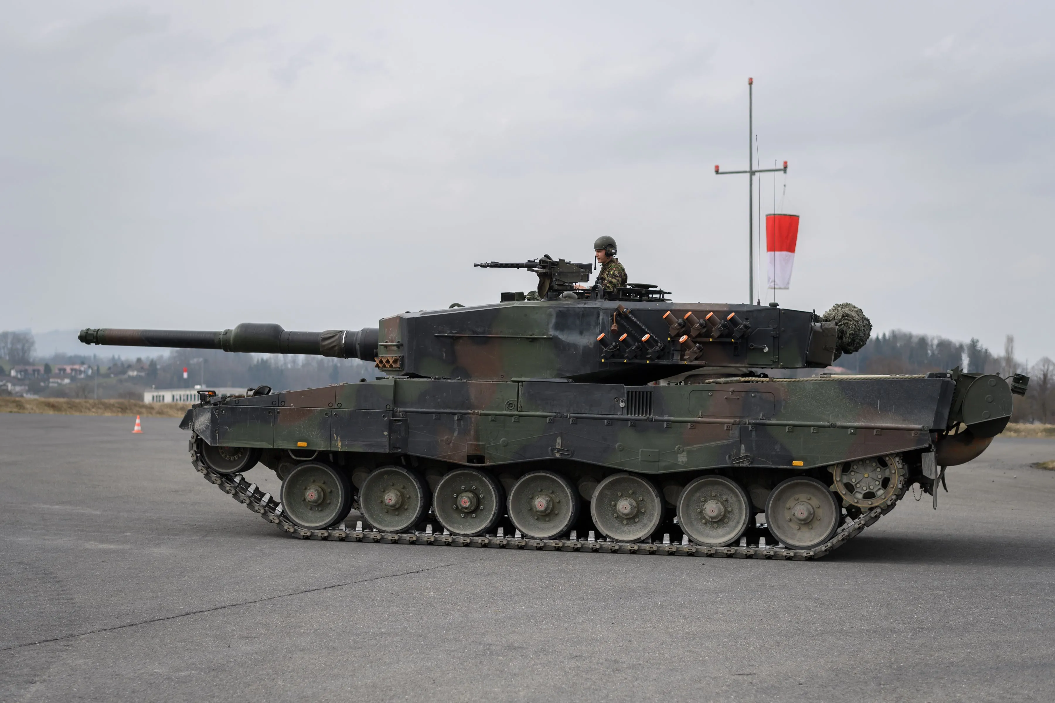Switzerland Backs Sale of 25 Leopard Tanks to Germany to Support Ukraine  Effort - Bloomberg