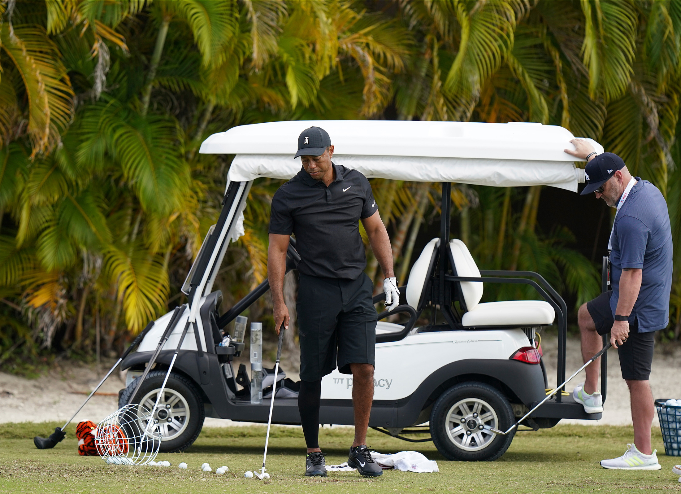 Tiger Woods Returns to Golf in PNC Tournament 10 Months After Accident pic