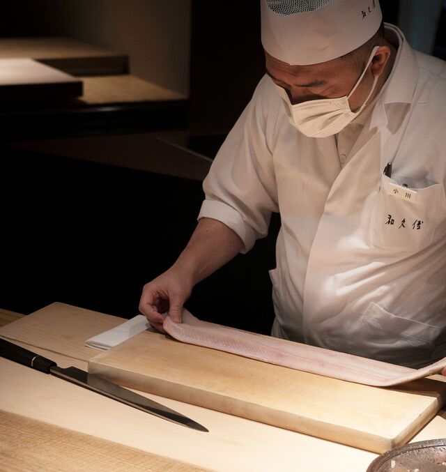 A chef prepares a meal at Muromachi Wakuden.