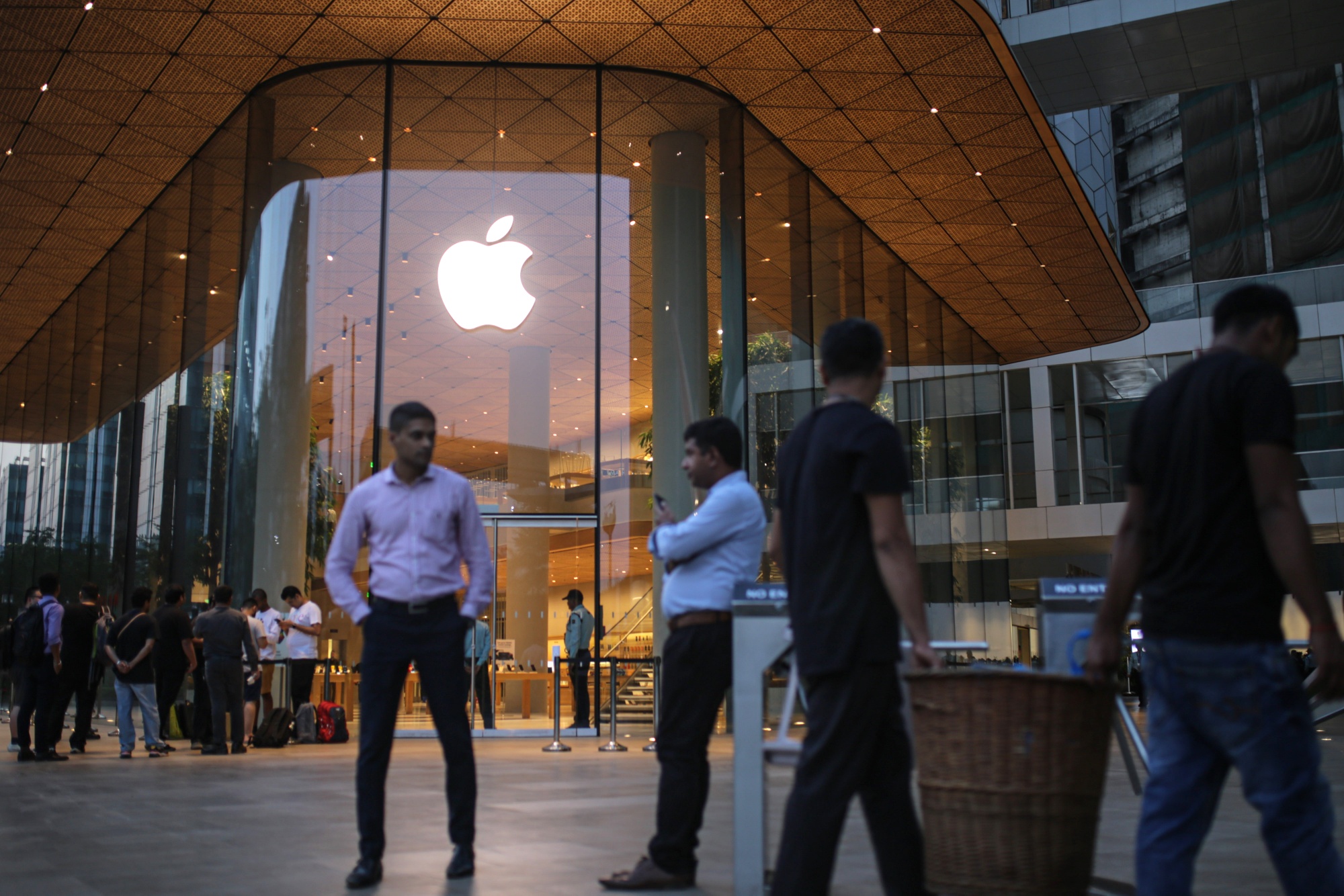 A time-lapse view of a week's work on the new Apple store