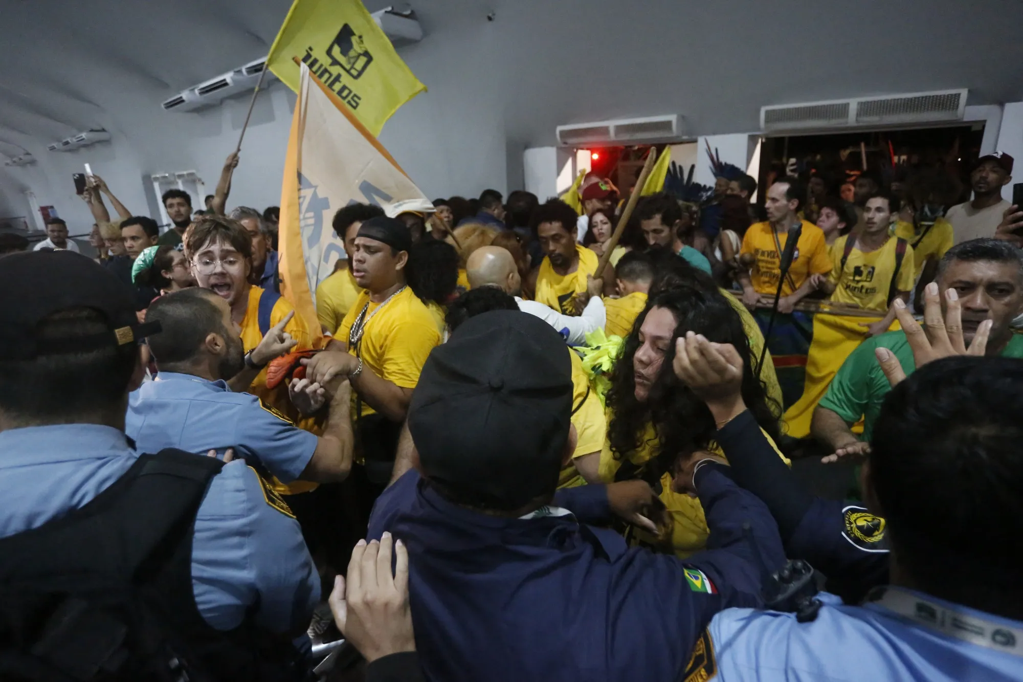 Agentes de segurança entraram em confronto com manifestantes durante a cúpula climática COP30 em Belém, em 11 de novembro.