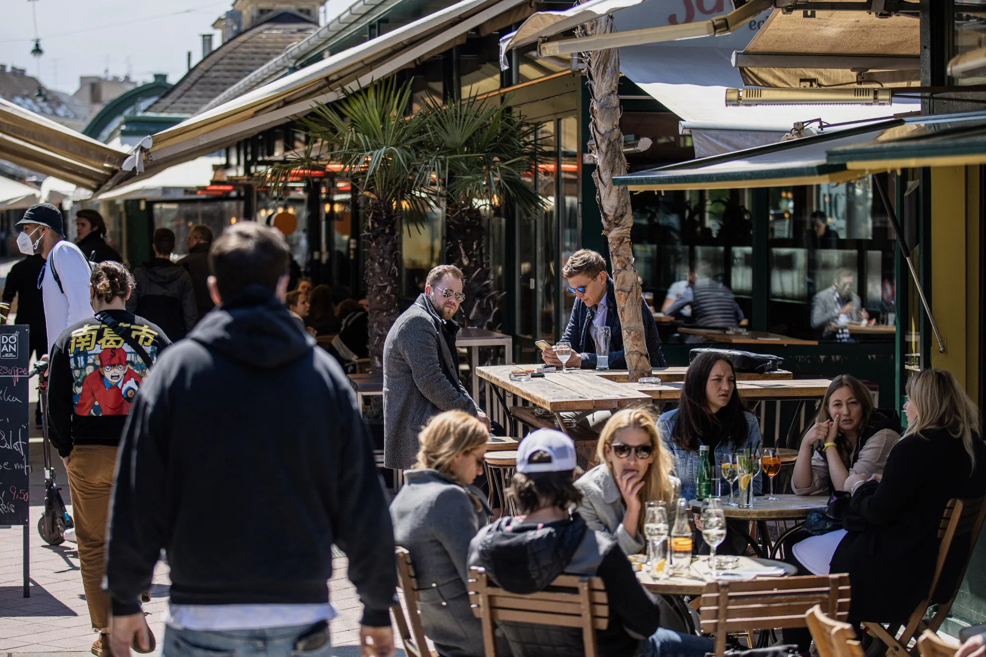 Austrian Shoppers Return to Streets as Europe Takes Steps to Reopen