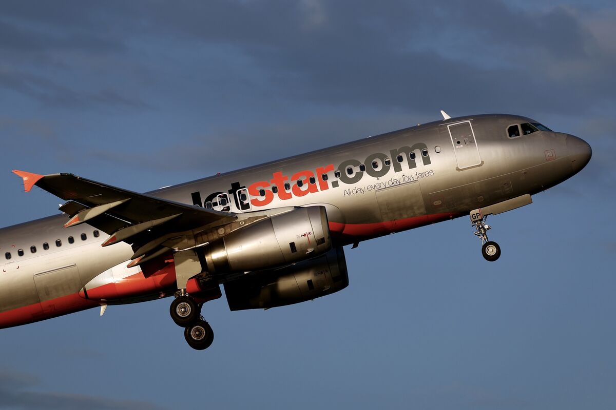 Jetstar Plane Nearly Collides With Van at Australian Airport
