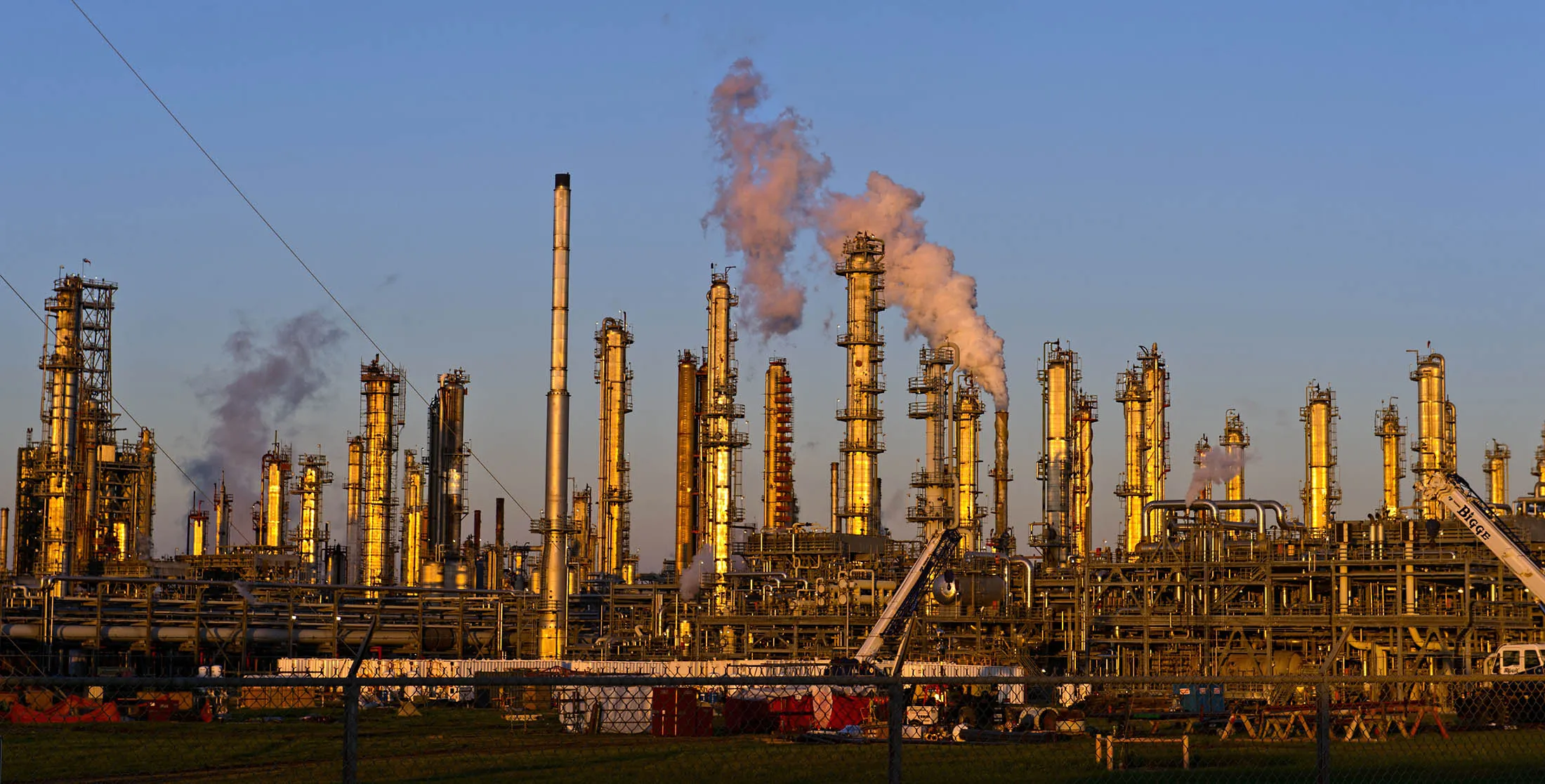 1473637343_oil refinery lede