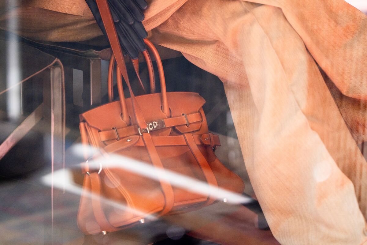Doanh thu Hermes tăng khi người mua sắm Mỹ chi tiêu mạnh cho túi Birkin đắt đỏ