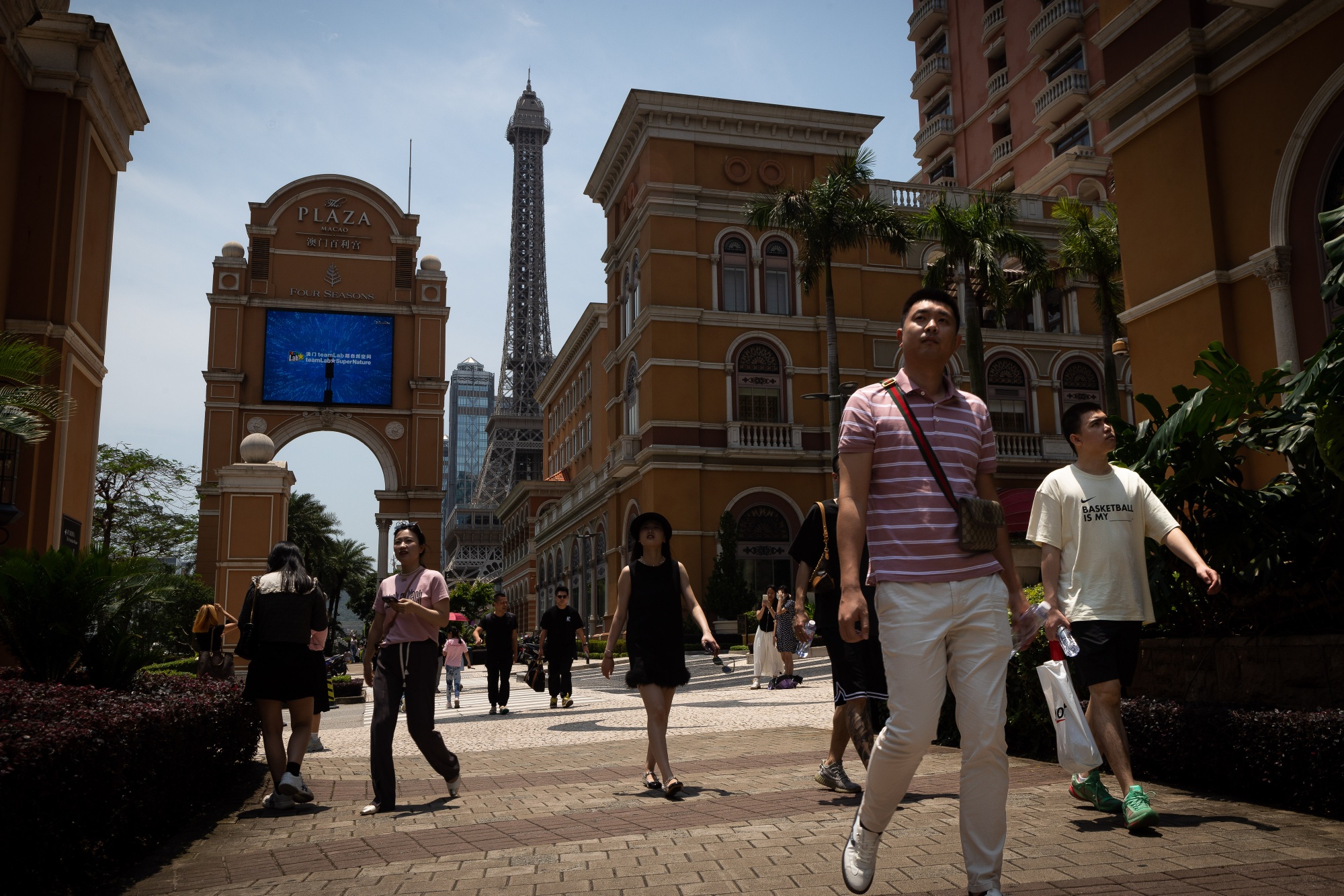 Las Vegas Sands Stock (LVS) Falls as China Gamblers Are Slow to Return to  Macau - Bloomberg