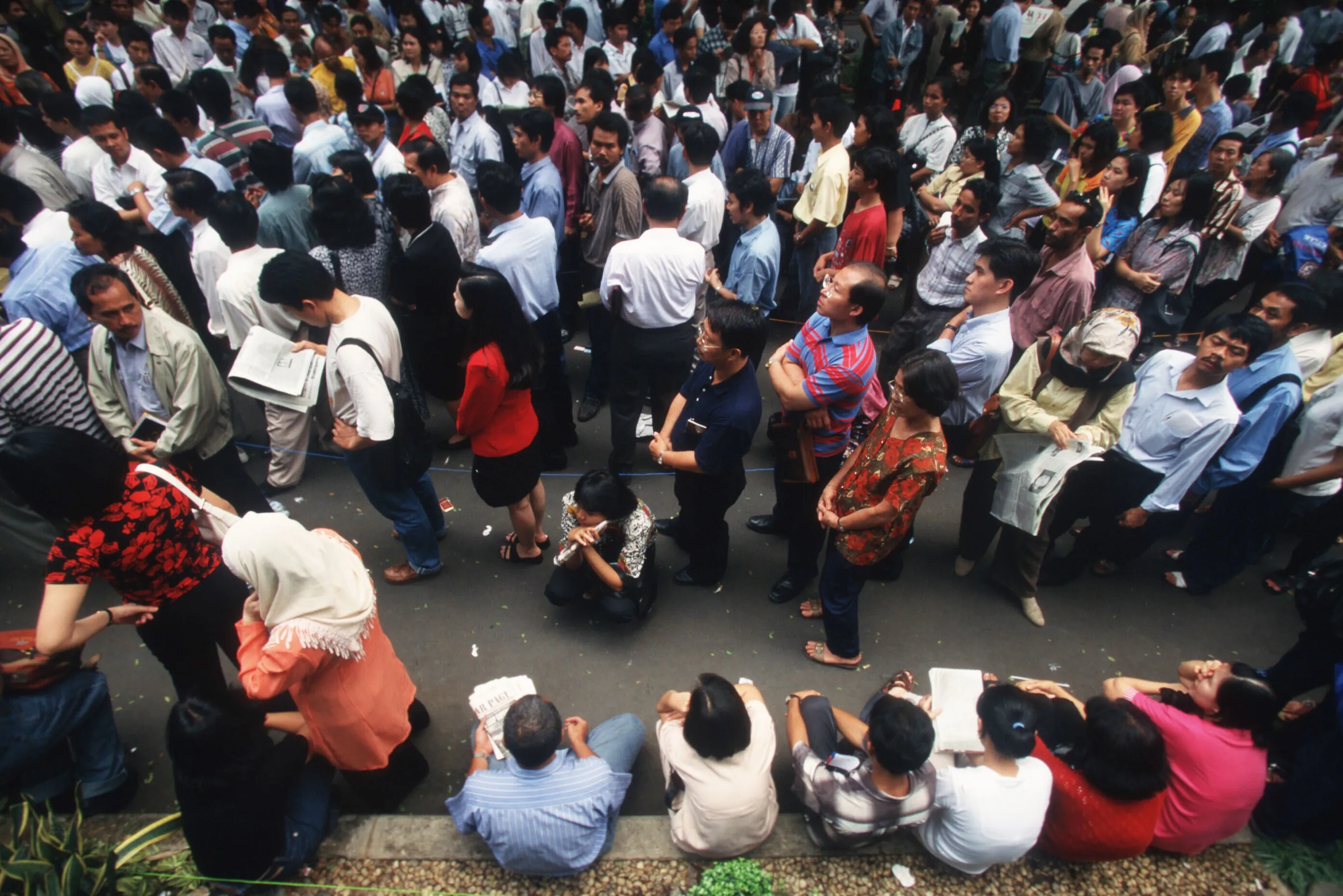Customers wait on line to withdraw money from a&nbsp;Bank Central Asia&nbsp;branch in Jakarta on May 29, 1998.