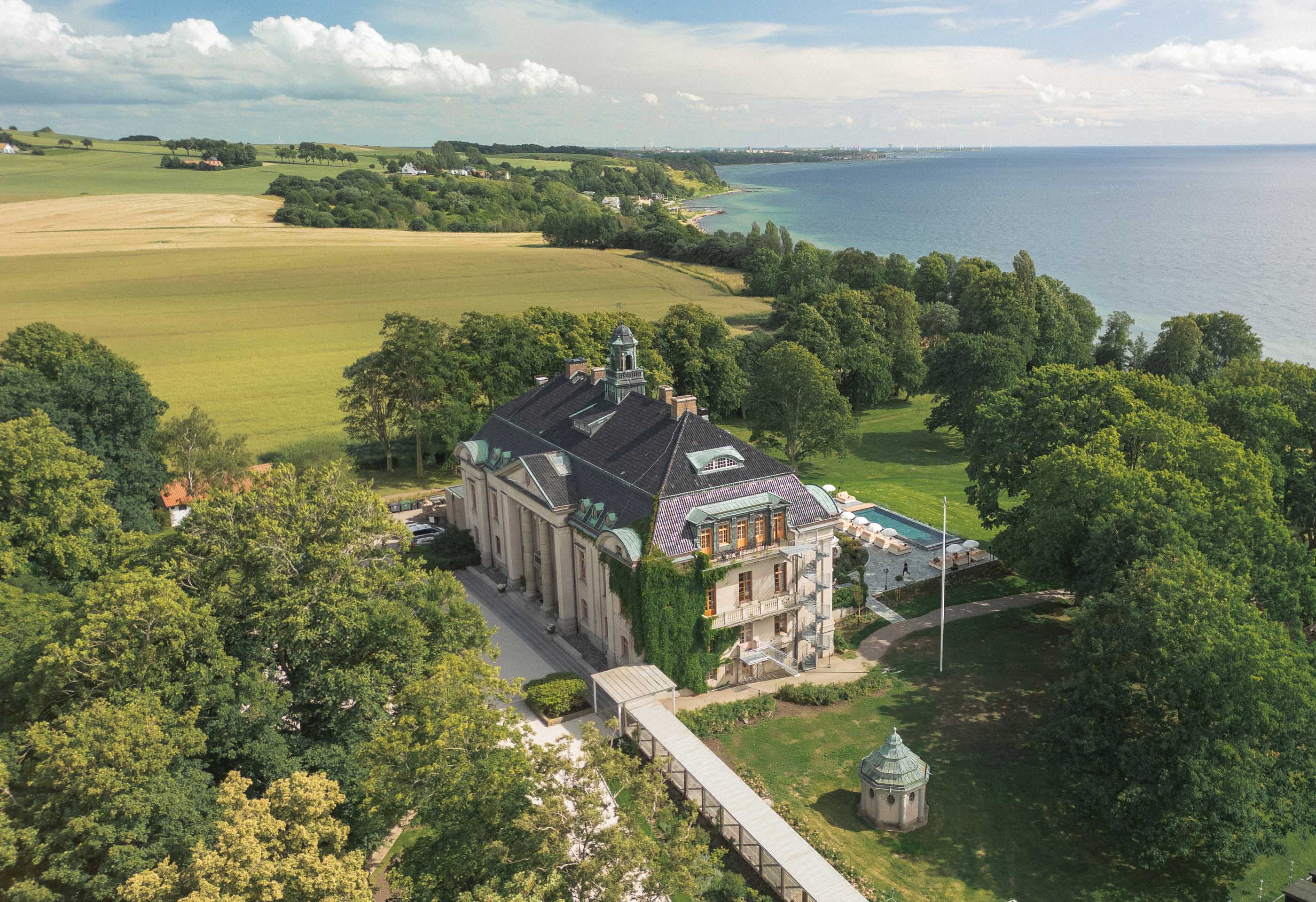 The stately Maryhill Estate, which looks like a castle surrounded by rolling hills.