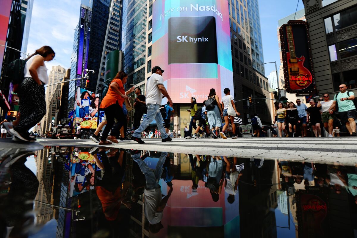 bloomberg.com - Isabelle Lee - AI Echoes the Dot-Com Market Split as Iran Threat Creeps Back