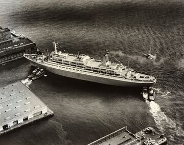 Remolcadores que ayudan al muelle SS Rotterdam