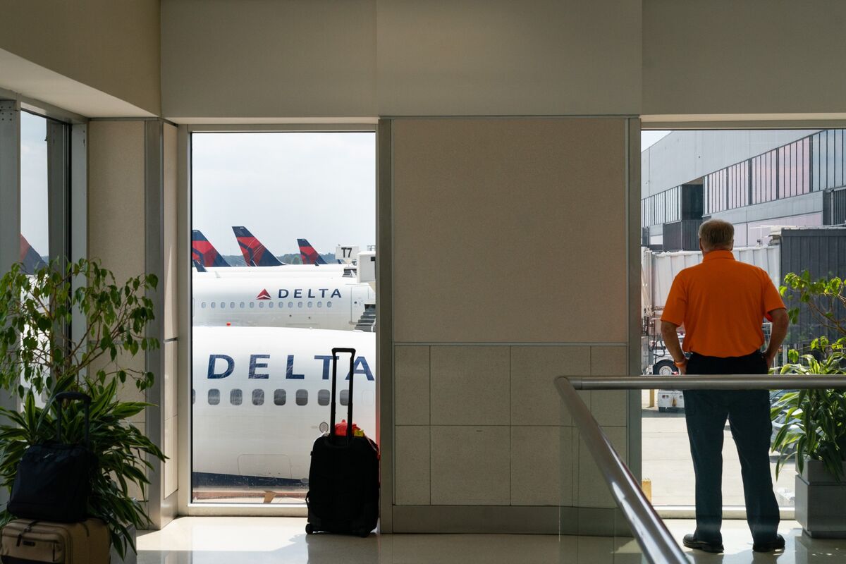 Delta Seeks Volunteers to Fill Vacancies at Airport Lounges Bloomberg