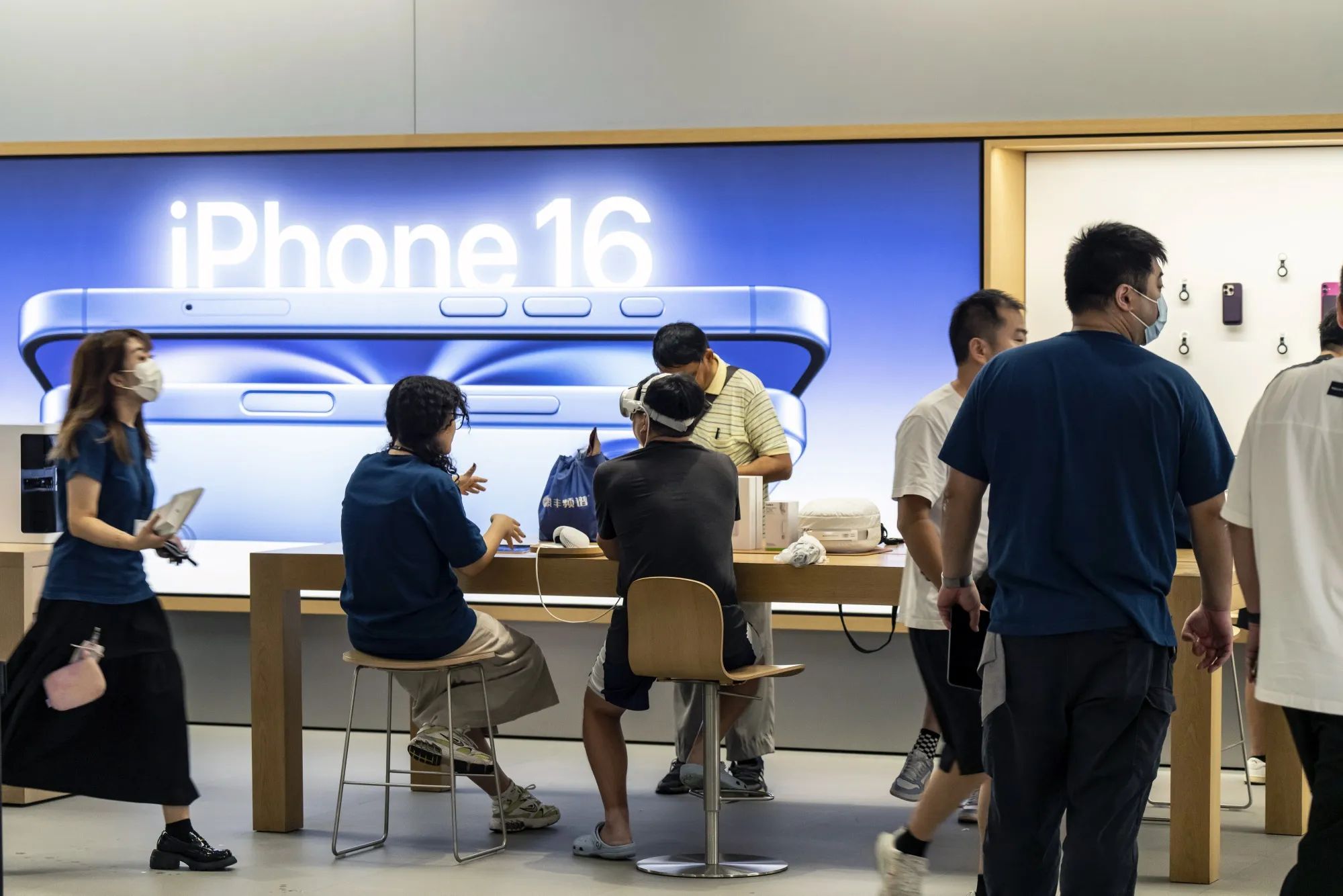 Apple iPhone 16 Begins Sale in Shanghai