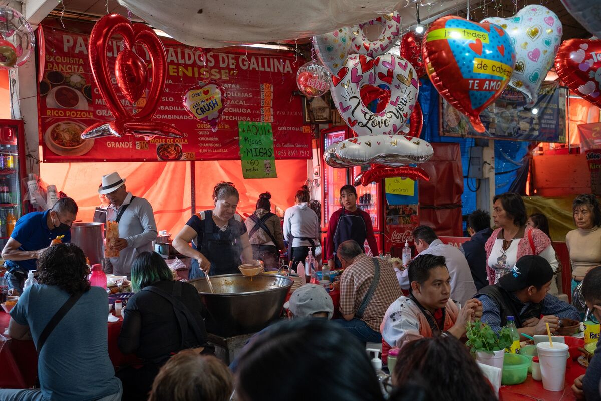 Mexico Inflation Accelerates, Bolstering Rate Hold Bets - Bloomberg