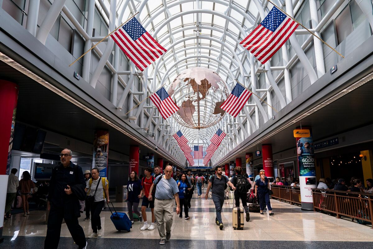 Tình trạng đóng cửa chính phủ Mỹ gây trì hoãn giao thông hàng không tại Chicago, Nashville