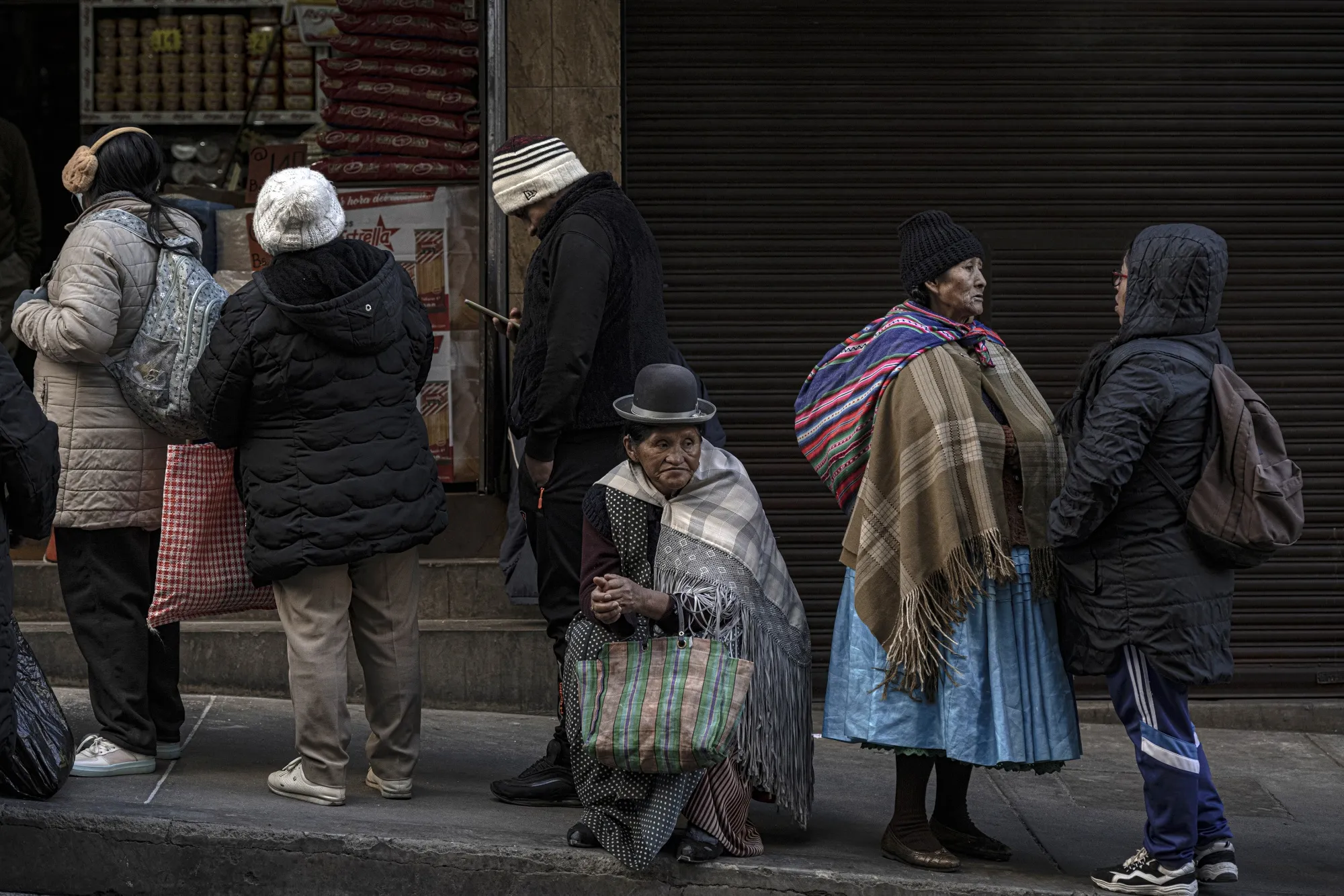 Una fila de clientes se forma antes de la apertura de una tienda para comprar aceite de cocina en medio de la escasez en La Paz, el 4 de junio.