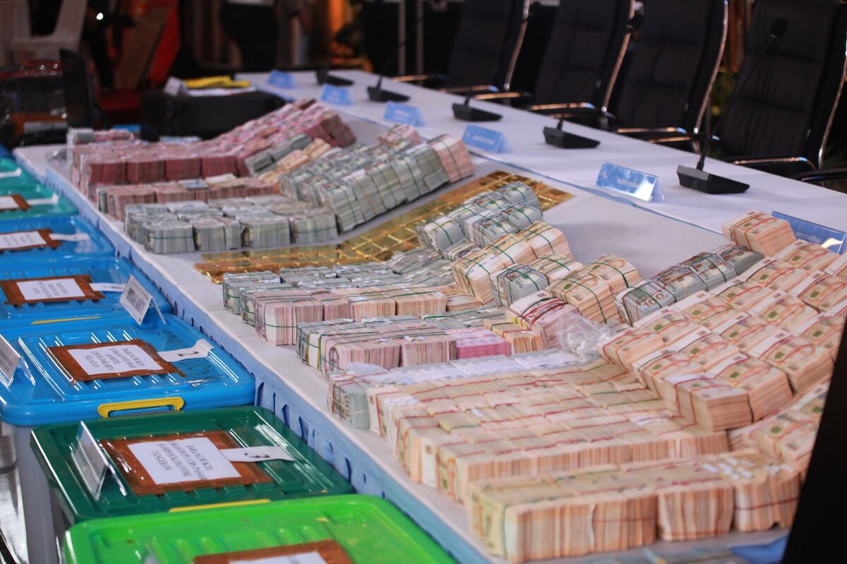 Gold Bars, Cash Pile Mark Fall of Indonesia’s Top Graft Hunter