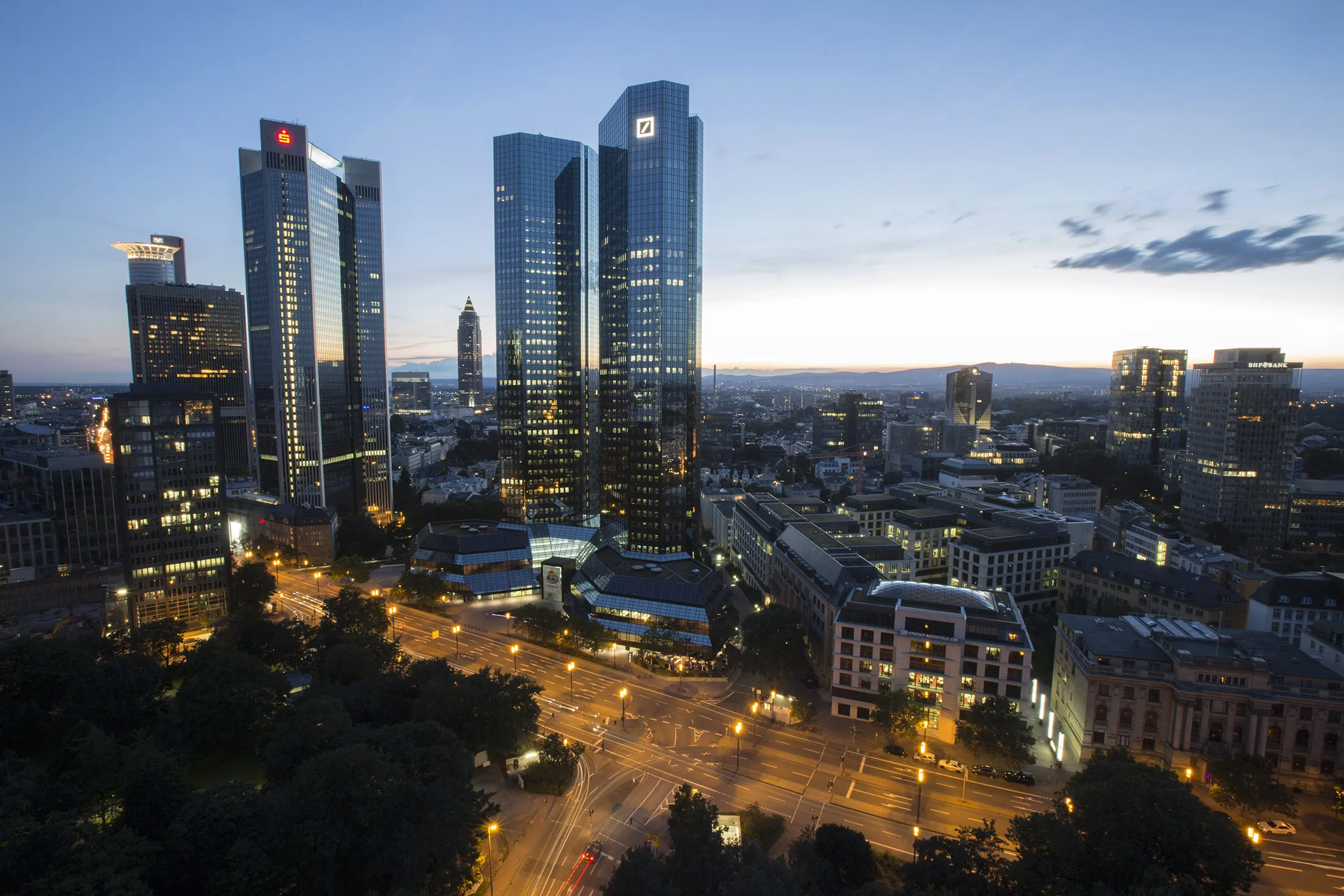 The twin tower skyscraper headquarter offices of Deutsche Bank AG, center, stand at dusk in Frankfurt, Germany, on Monday, July 25, 2016. Deutsche Bank Chief Executive Officer John Cryan will try to convince investors this week that his efforts to turn around Europe's biggest securities firm will succeed.

