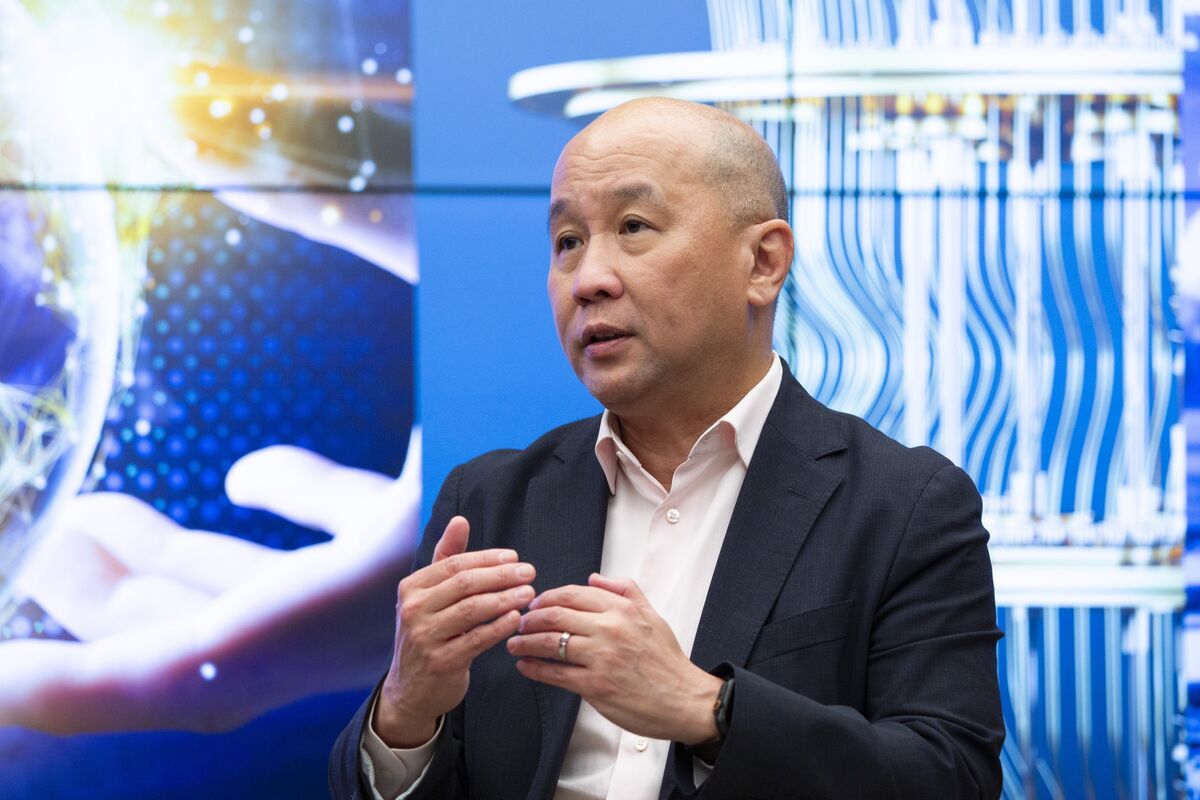 Singtel CEO’s Pay Cut 17% to $5.3 Million After Network Outages