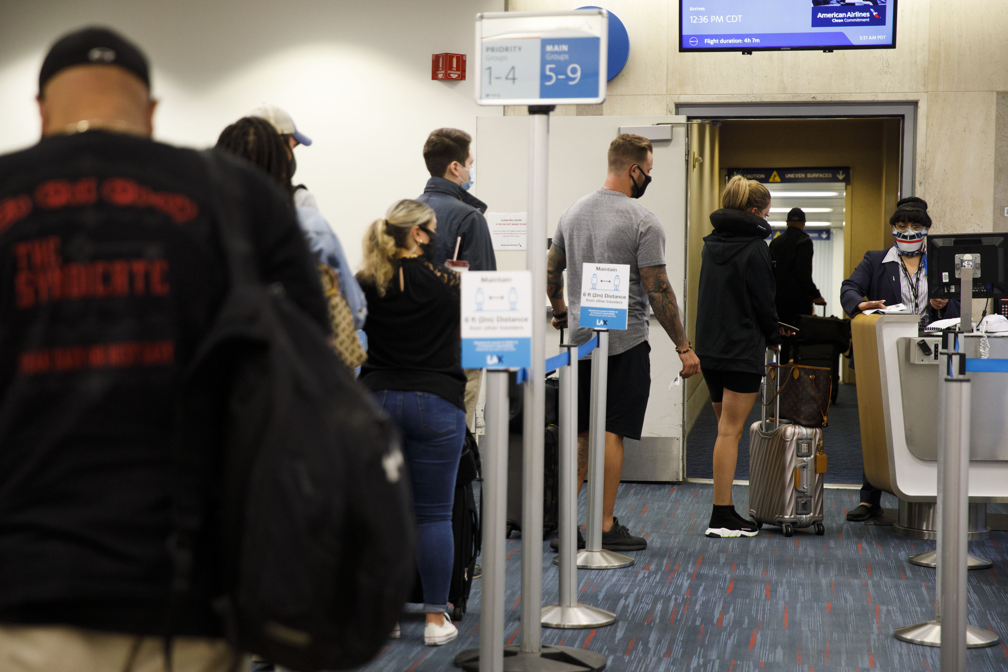 United Vows To Ban Passengers Who Refuse To Wear Face Masks - Bloomberg