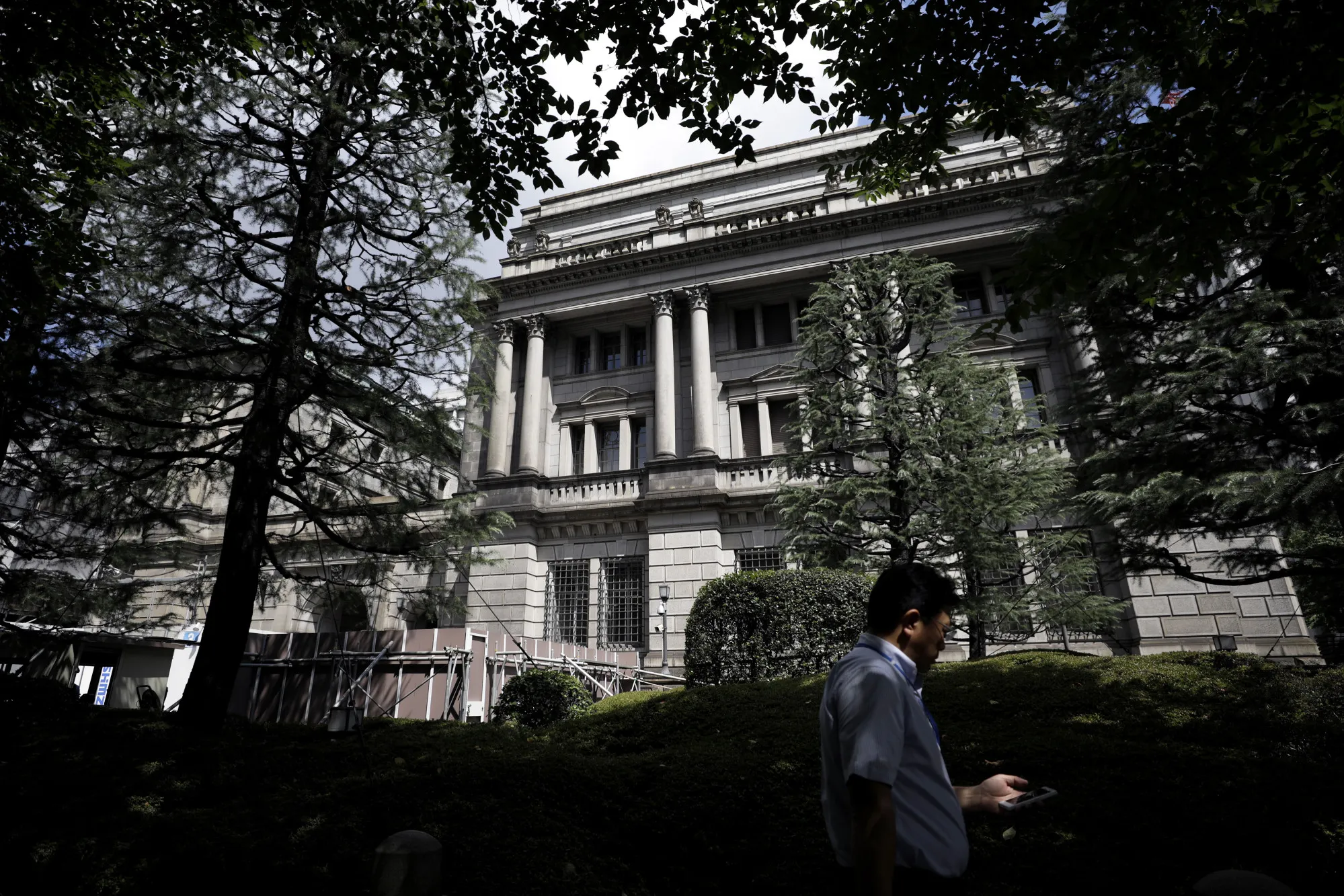 Morgan Stanley Goes Against the Crowd on JGBs