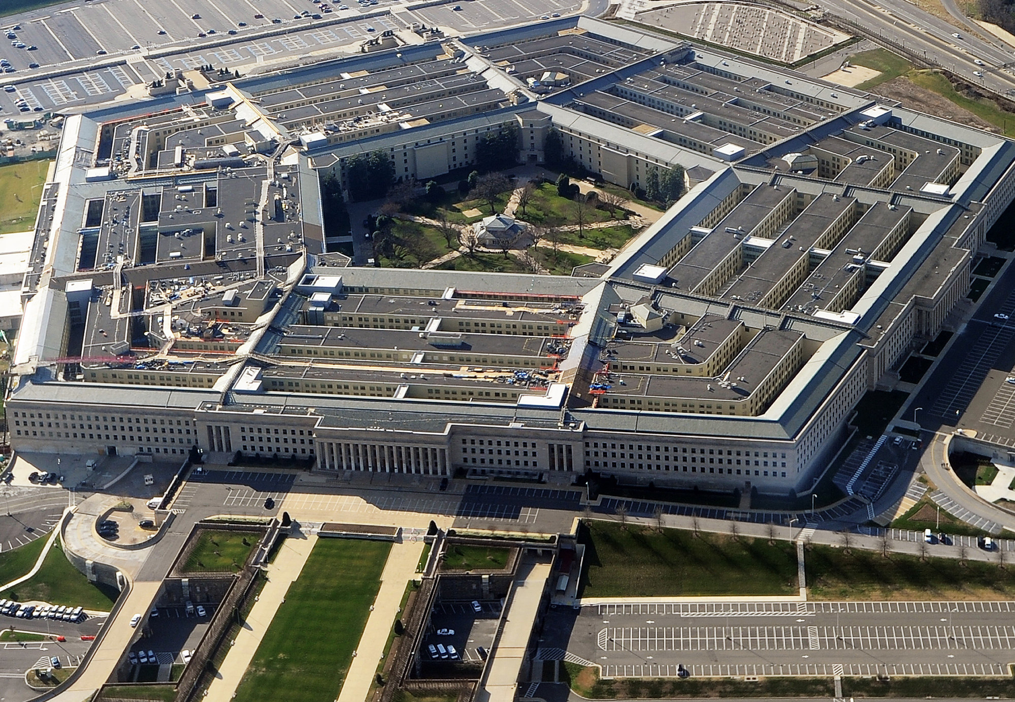 Пентагон здание фото Leidos's Treatment of Female Whistle-Blower Gets Pentagon Review - Bloomberg