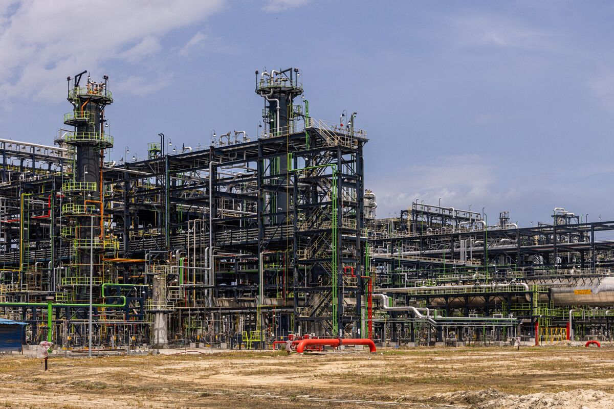Nigeria’s Giant Oil Refinery Runs Flat Out, Keeps Europe Fueled