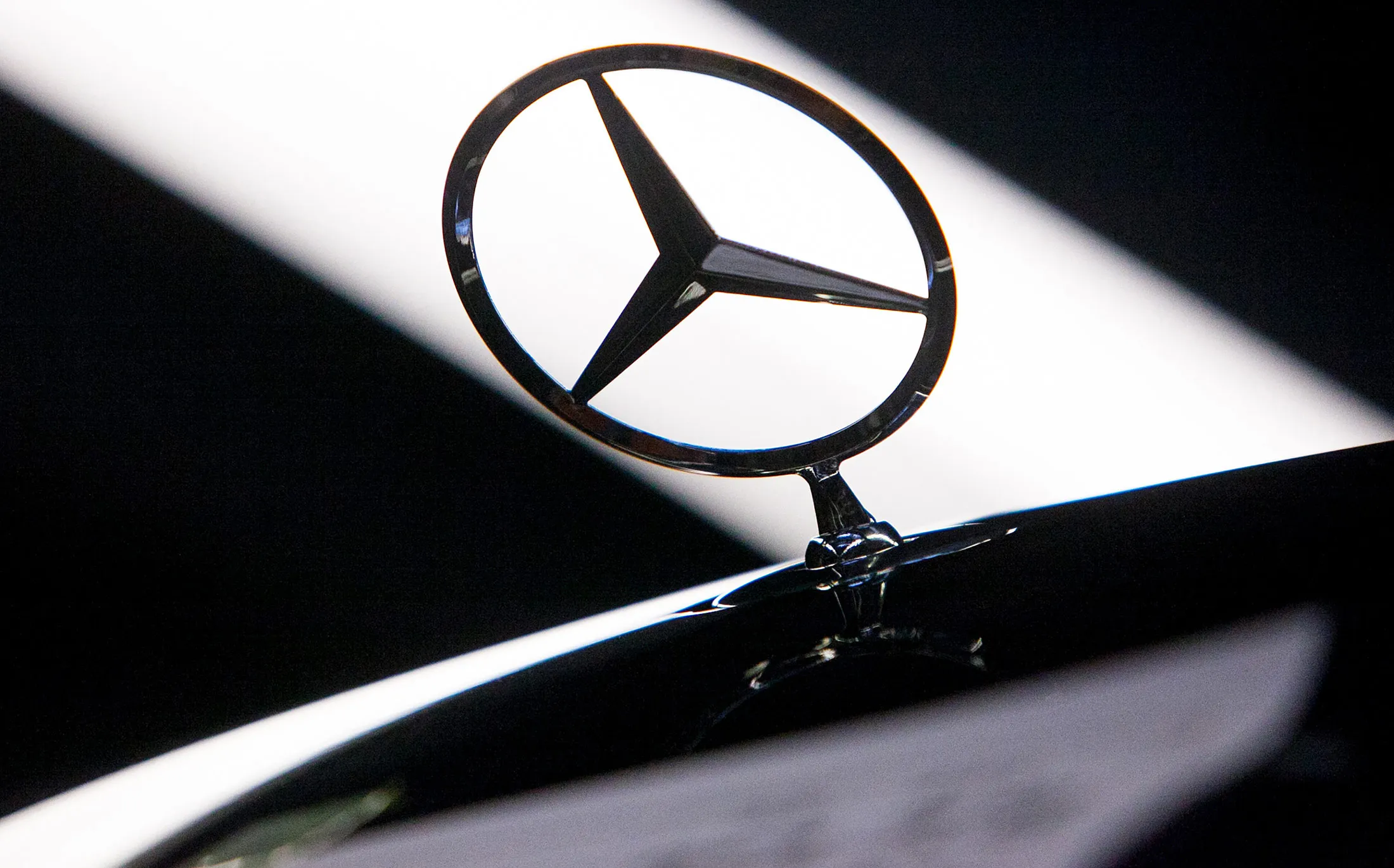 1483459553_mercedes-ornament