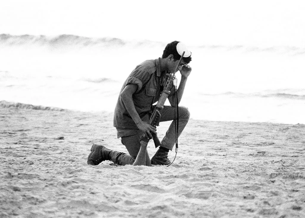 An Israeli soldier kneels down to pray&nbsp;on Oct. 22, 1973, during the Yom Kippur War.