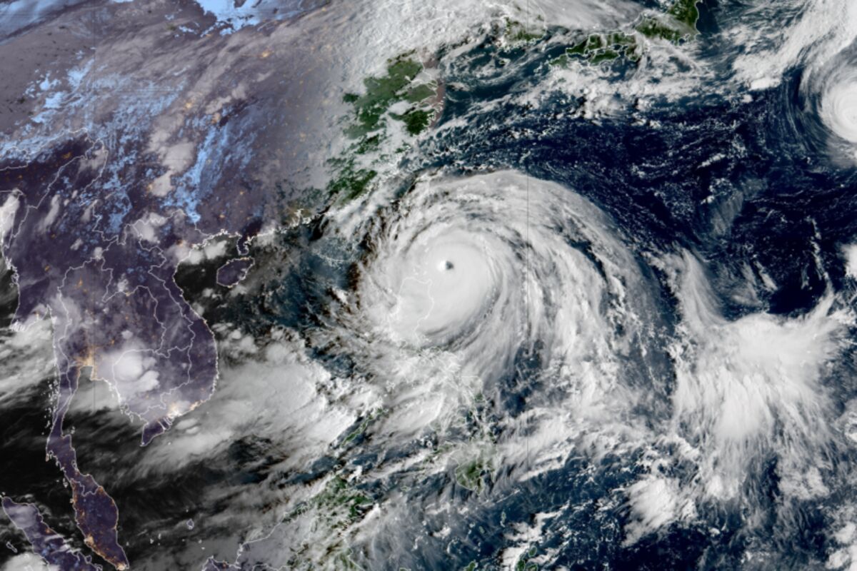 Hong Kong Airport Considers 36-Hour Closure Due to Super Typhoon