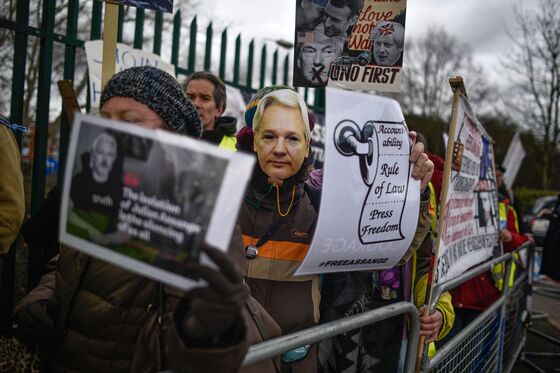 Assange Interrupts Extradition Case to Complain About ‘Spying’