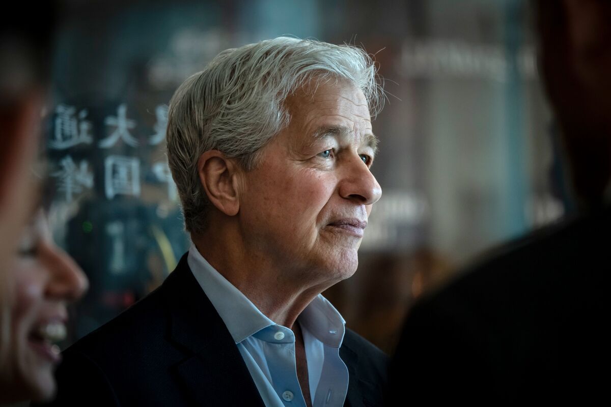 Dimon Says JPMorgan Will Hire More for AI, Fewer Bankers