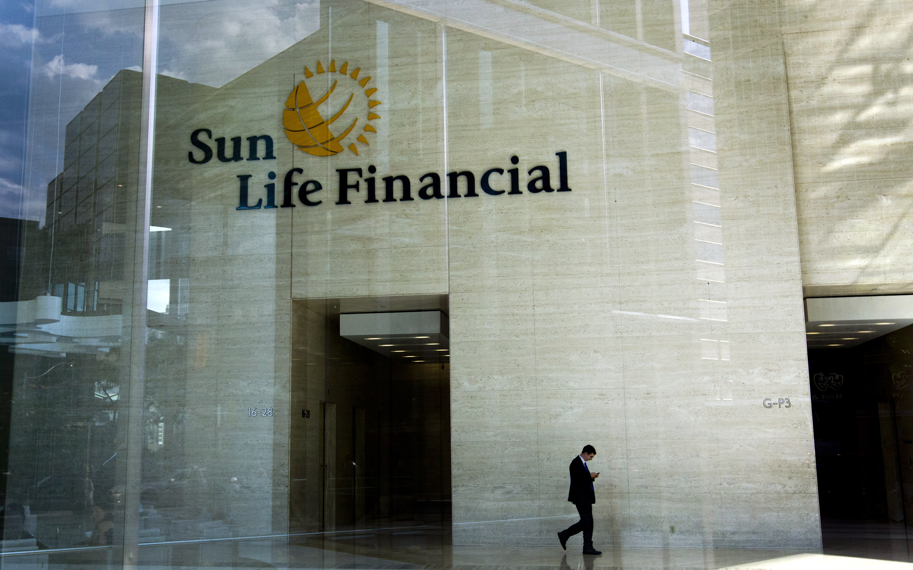 Inflation Debate Sees Top Canada Insurers Manulife And Sun Life On    1x 1 