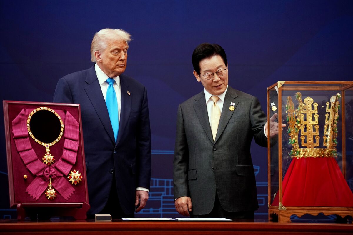 South Korea Gifts Trump Replica Gold Crown During APEC Visit