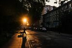 The sun sets over a residential street in the Stoke Newington district of London. Photographer: Jose Sarmento Matos/Bloomberg