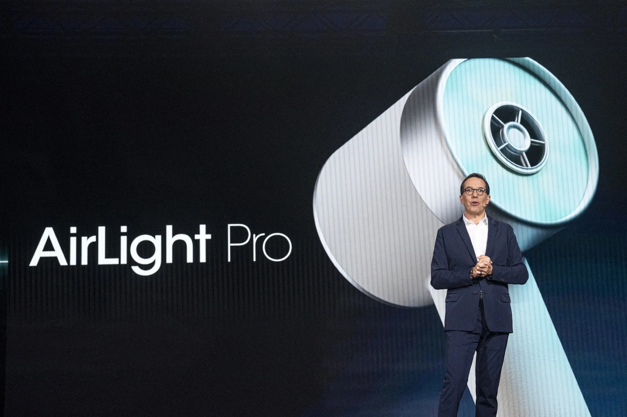 CES 2024: L'Oreal Meta Profiler and Walmart Embrace AI - Bloomberg, image size:2000x1331