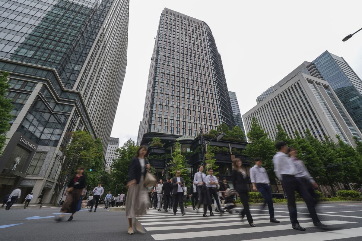 ブルームバーグのニュース記事「５月の実質賃金は2.9％減、20カ月ぶりの減少率－基本給は堅調維持」の画像