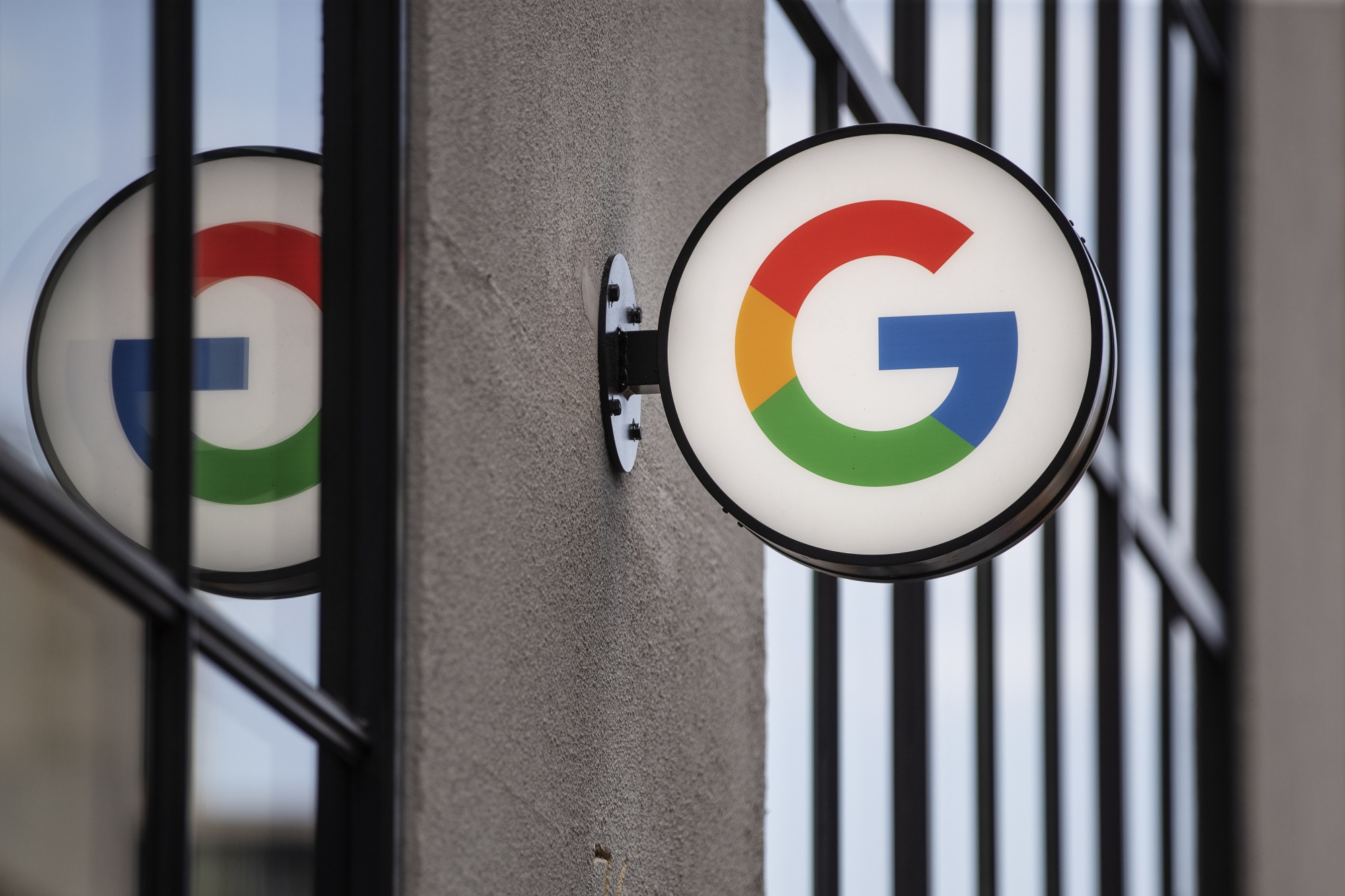 Google Subcontractors Face Low Pay, Few Benefits, AWU Survey Finds -  Bloomberg
