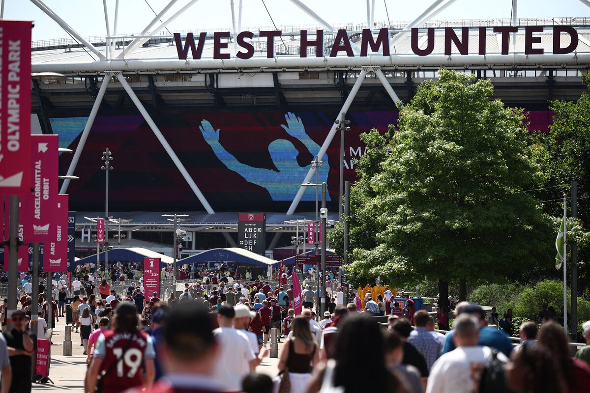 Staveley’s Offer for West Ham Stake Tees Up Clash With Kretinsky