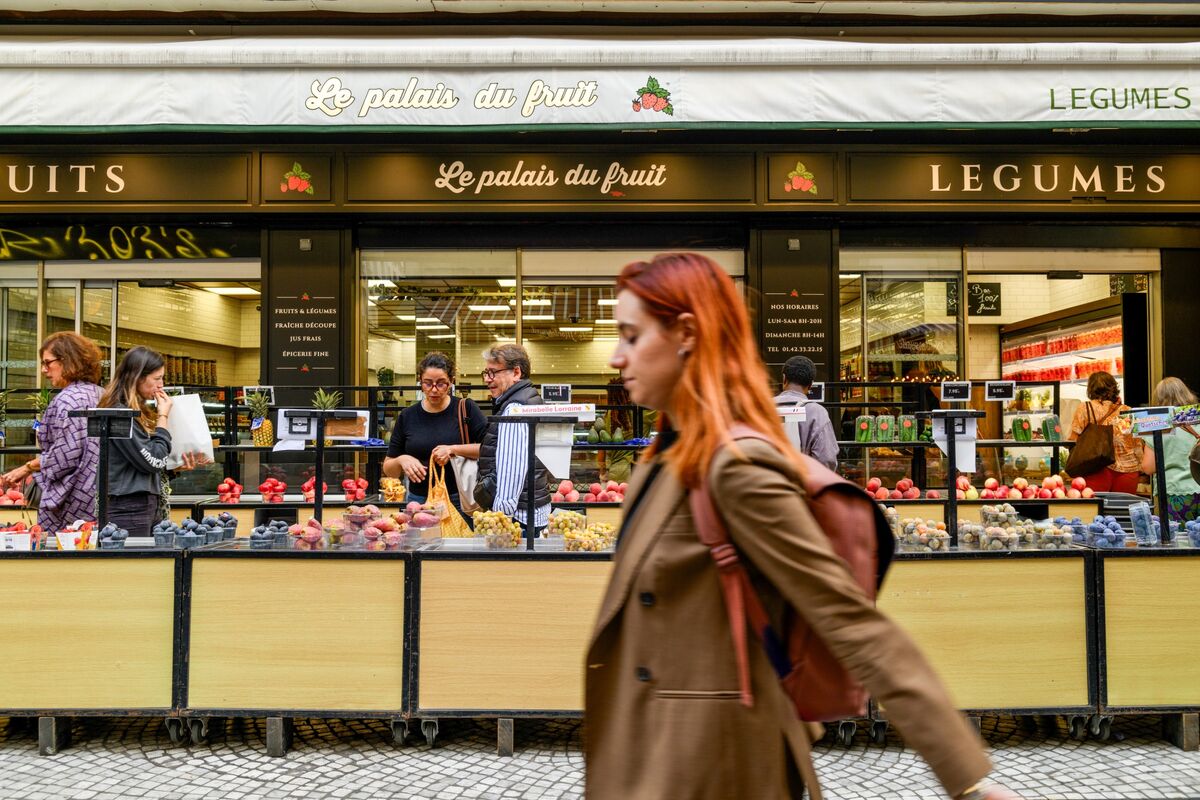 French Consumer Confidence Drops to Lowest Since 2013 After Riot