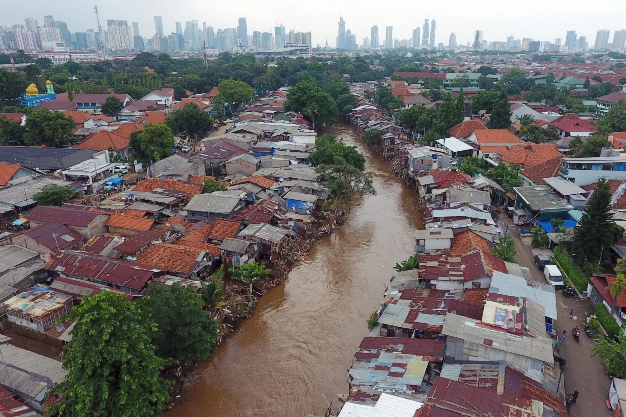 Floods along the Ciliwung River in Jakarta, Indonesia, in&nbsp;2020 underscore that city’s vulnerability to climate change. The risks of global warming-related disasters are increasingly focused on cities in the Global South, says a new IPCC report.&nbsp;