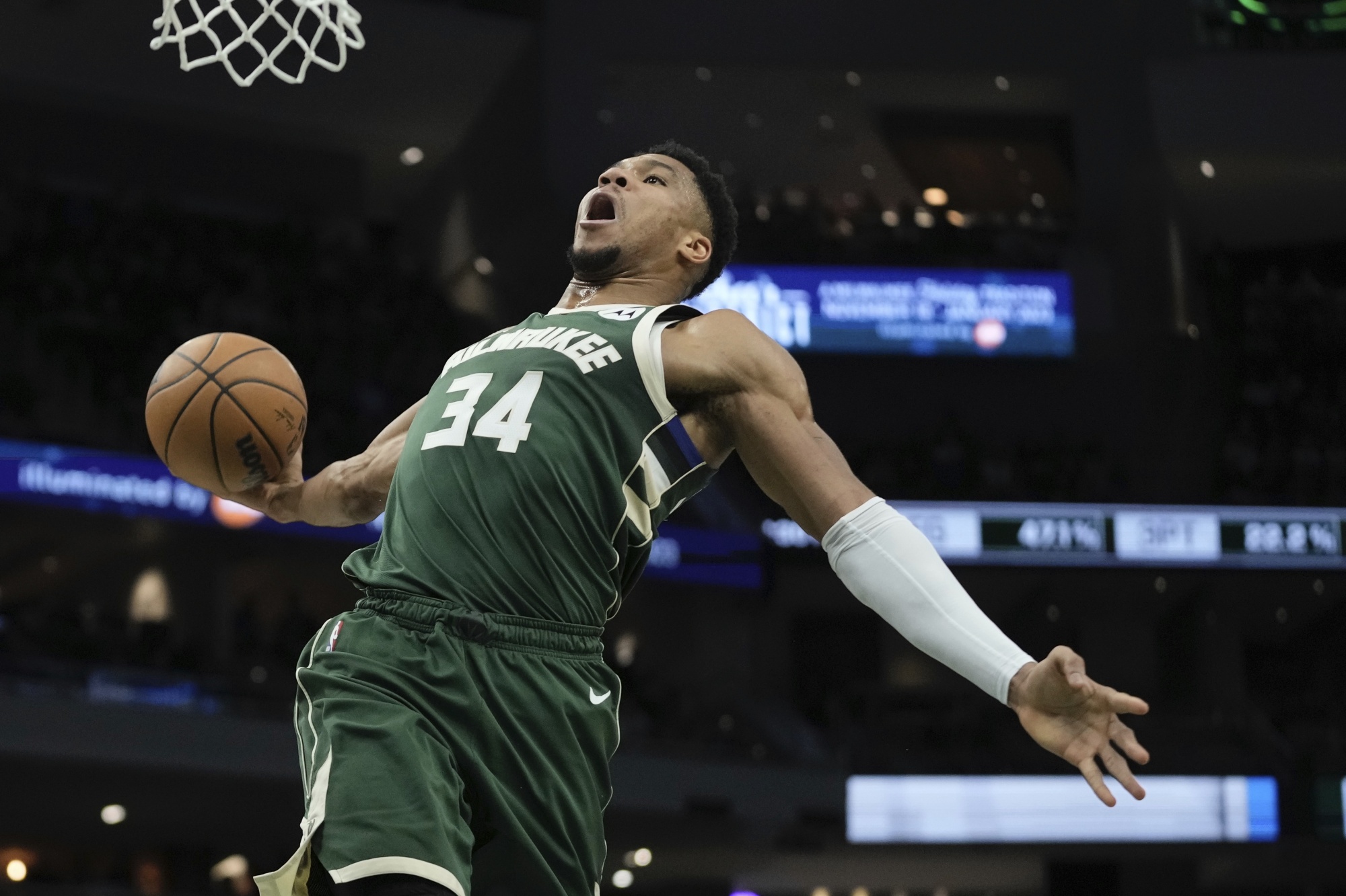 Giannis Antetokounmpo scores franchise-record 64 points, Bucks b