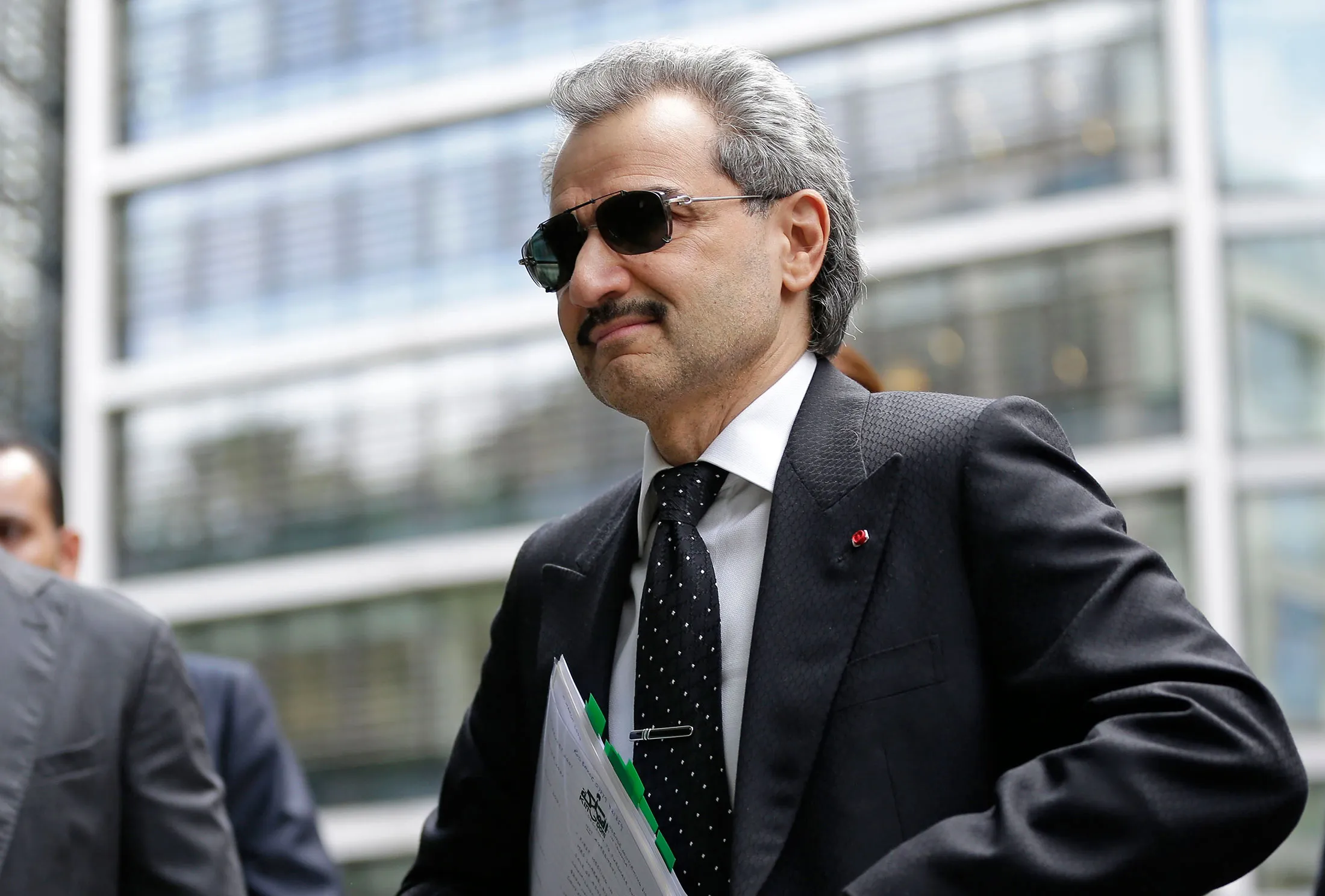 Alwaleed to Sign $1 Billion Loan in First Borrowing Since Arrest - Bloomberg