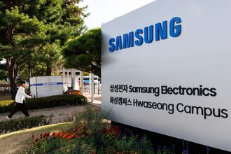 Wall Street Shaken: Tech Rally Stalls as Alphabet and Samsung Disappoint Sparking Global Market Reassessment