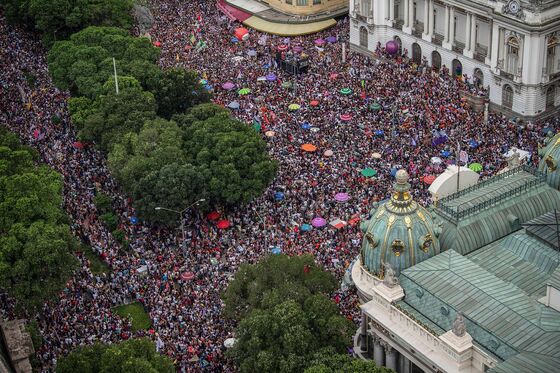 Protesters Roar, Candidates Spar as Brazil Race Hits Final Week